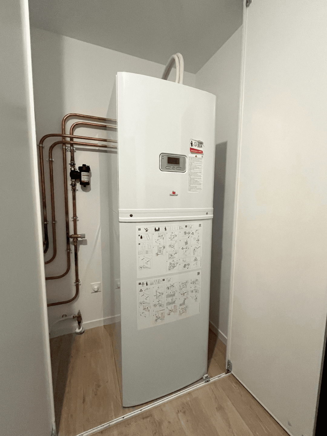 Pompe à chaleur Saunier Duval installée avec raccordements cuivre  dans un logement du projet Clésence à La Neuville-en-Hez  – LC THERMIC