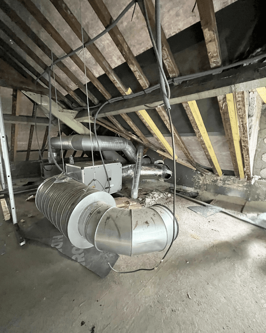 Centrale de traitement d'air (CTA) installée dans les combles  de l'UEHC de Rosny-sous-Bois avec réseau de gaines métalliques  – LC THERMIC Qualité de l'Air Intérieur