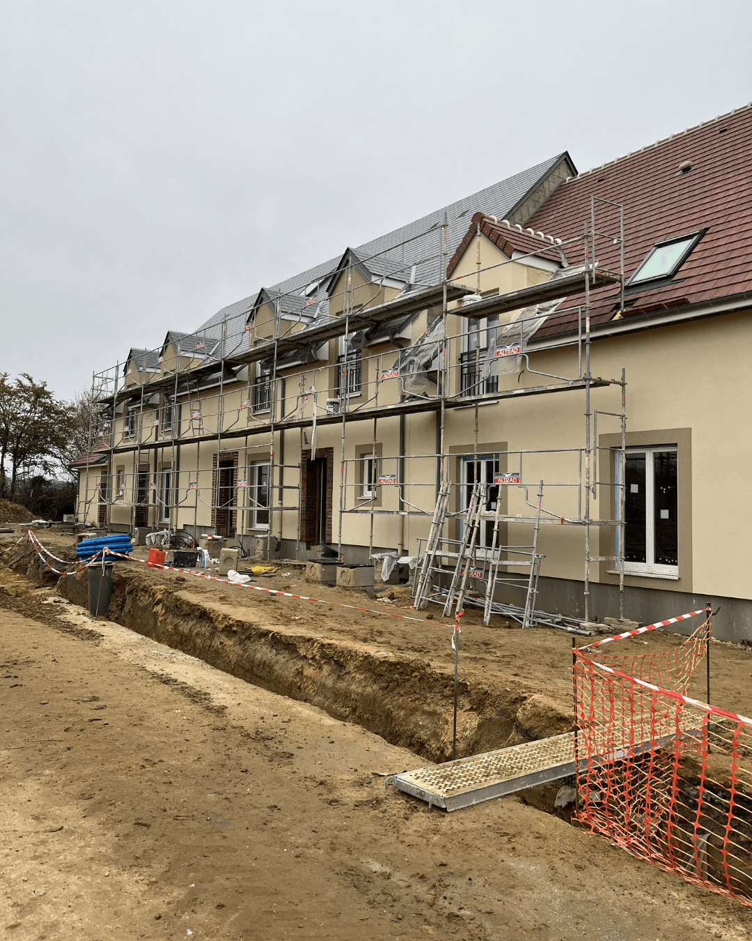 Vue extérieure du chantier Clésence à La Neuville-en-Hez –  Construction des maisons individuelles et béguinage seniors  avec échafaudages – LC THERMIC