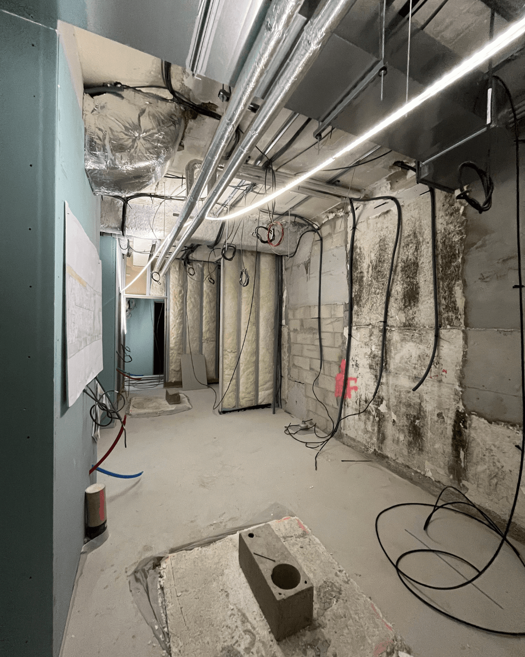 Couloir technique de l'UEHC de Rosny-sous-Bois avec réseaux  hydrauliques, plomberie et gaines en cours d'installation  – Restructuration Ministère de la Justice par LC THERMIC
