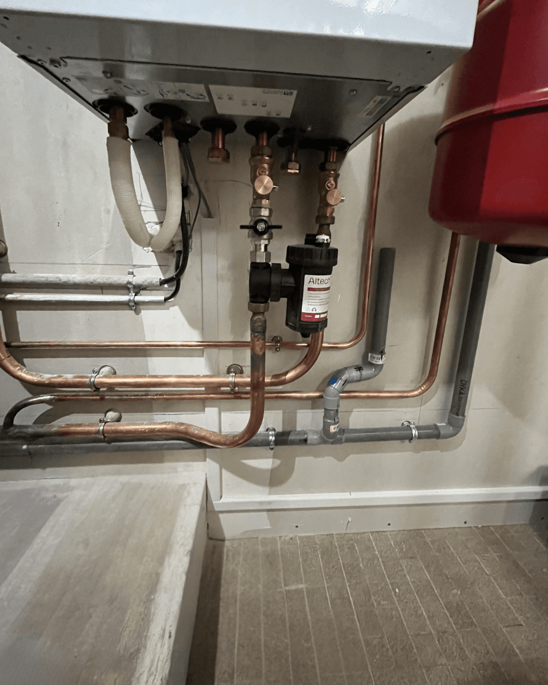 Détail des raccordements hydrauliques en cuivre et mise en place d'un filtre pot à boue Altech pour protéger le circuit de la pompe à chaleur.