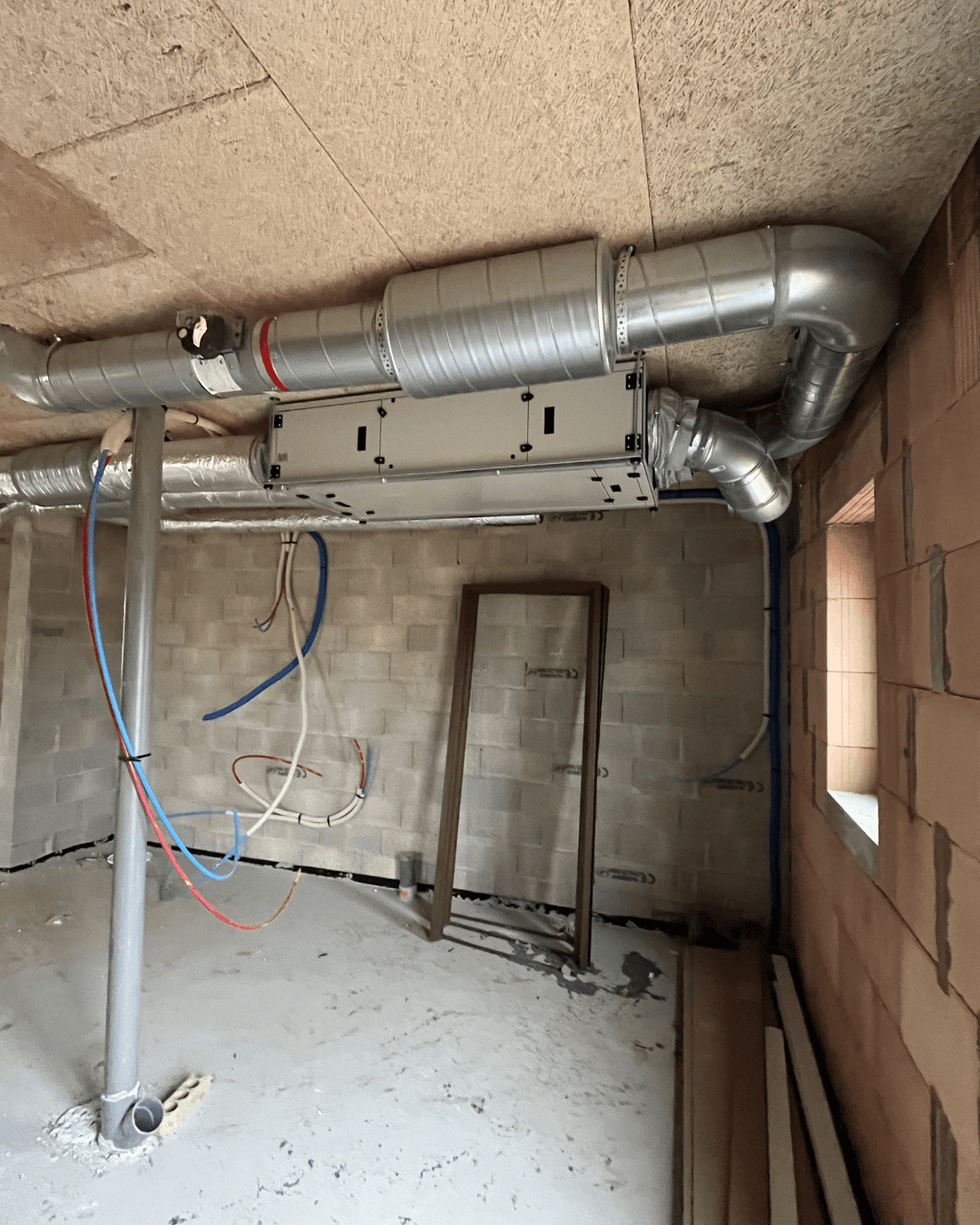 Installation de l'unité VMC double flux avec réseau de gaines  aérauliques dans les combles d'un logement du projet Clésence  – LC THERMIC Val-d'Oise