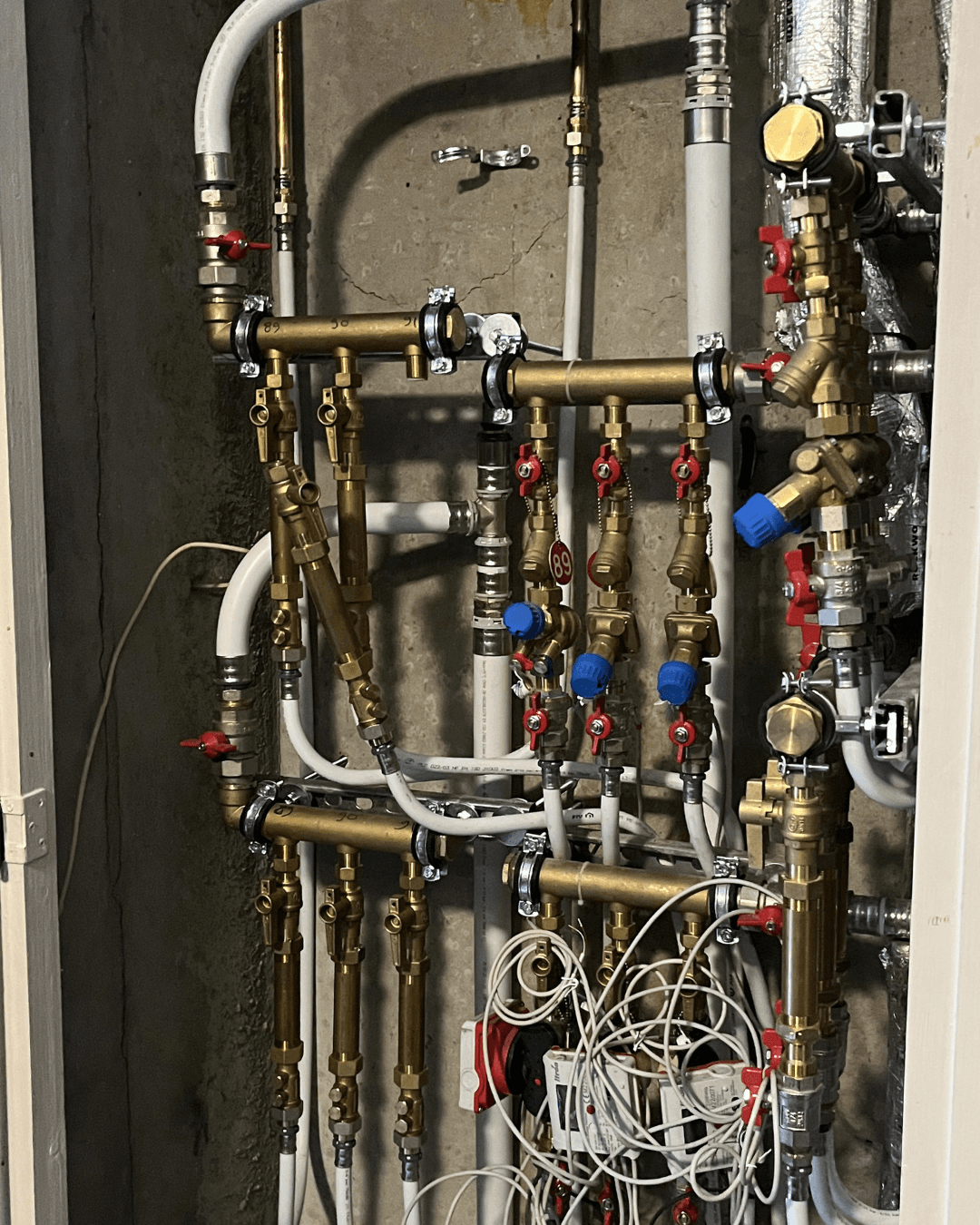Nouveau réseau hydraulique multicouche avec vannes et raccordements  installé dans la chaufferie de la copropriété de Torcy  après rénovation complète par LC THERMIC