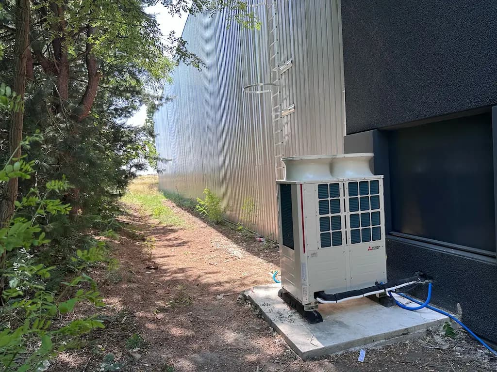 Climatisation VRV et unité extérieure sur site