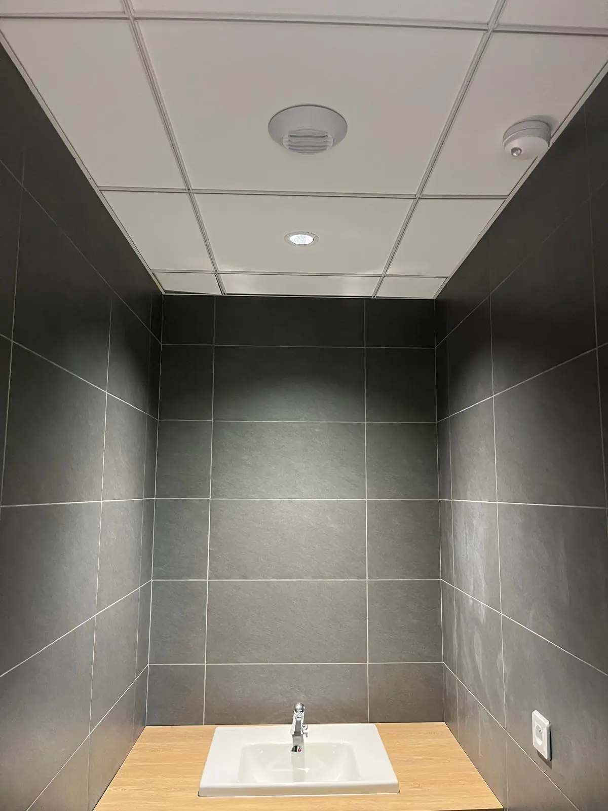 Installation sanitaire et lavabos modernes