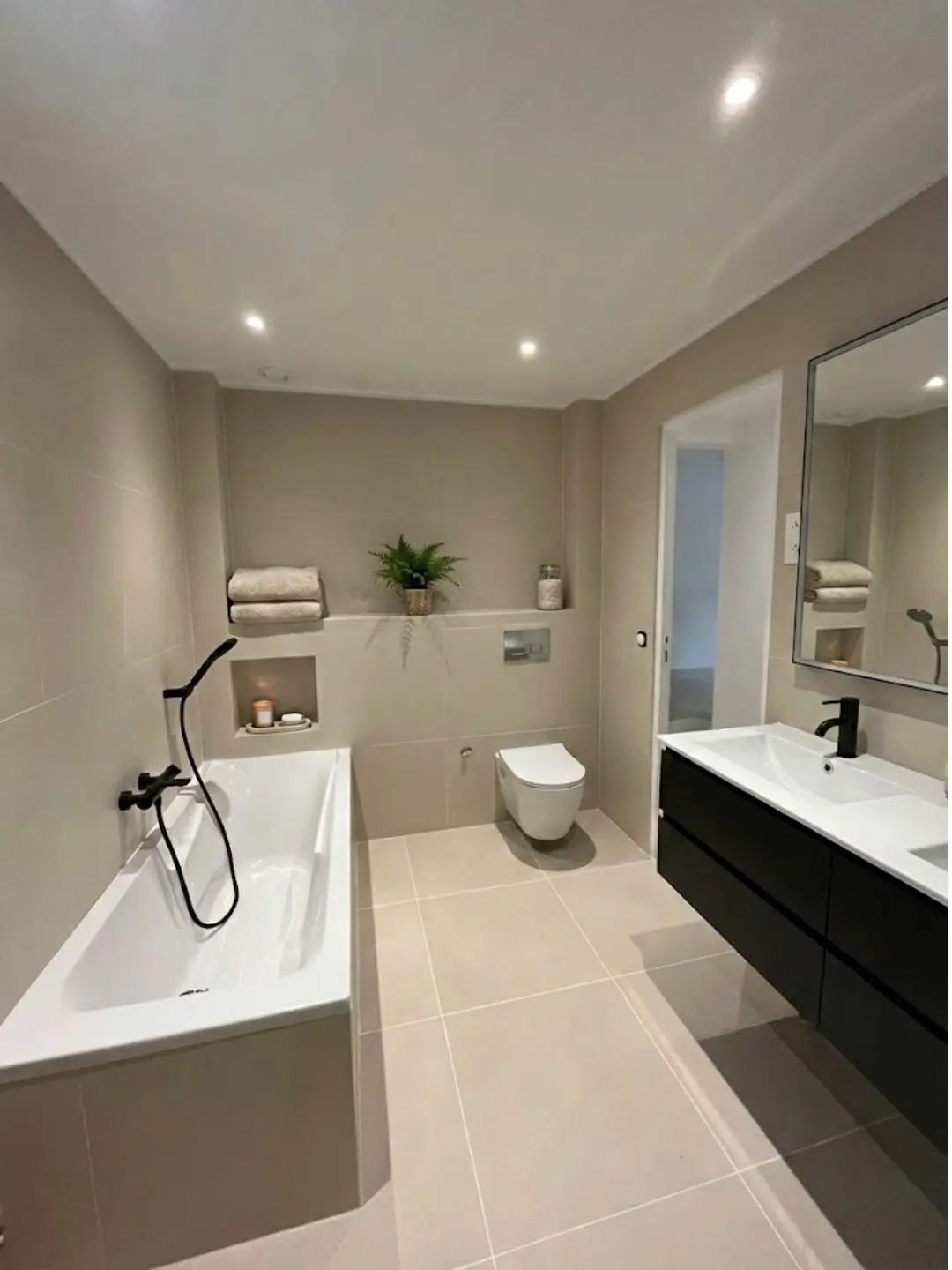 Salle de bain avec baignoire et double vasque