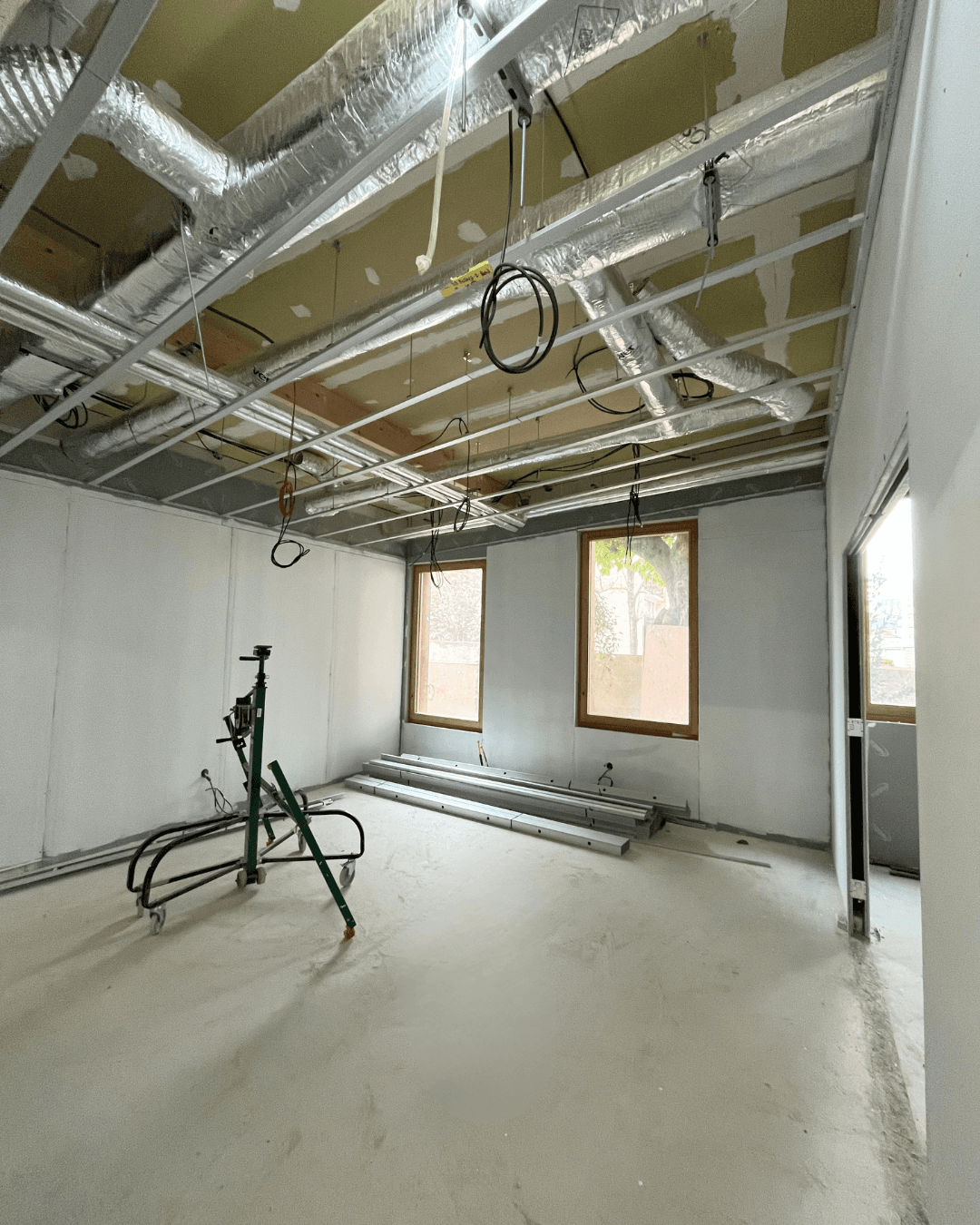 Réseau de gaines aérauliques isolées installé dans le faux plafond  de l'UEHC de Rosny-sous-Bois dans le cadre du Lot 4 CVC  – LC THERMIC Val-d'Oise