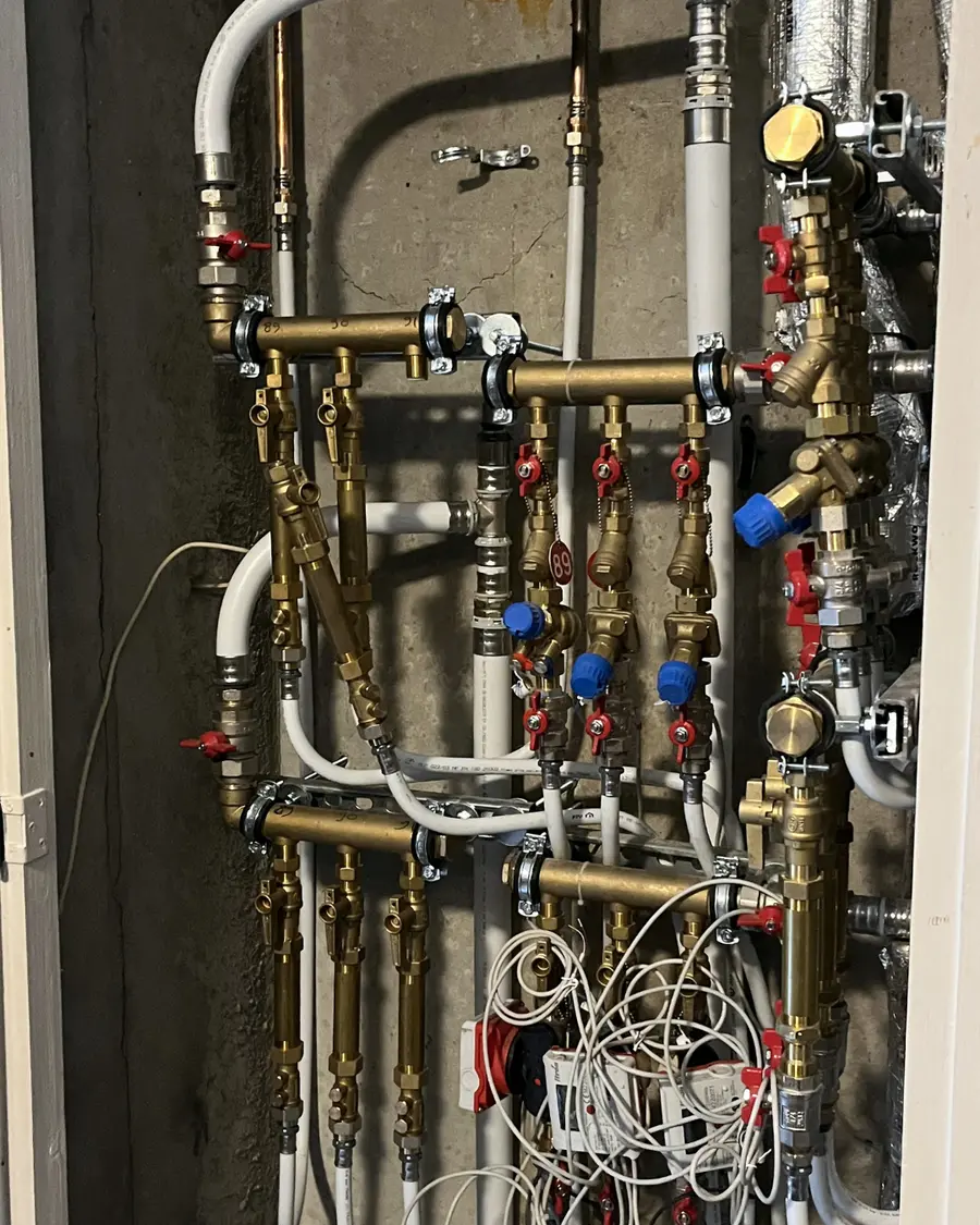 Nouveau réseau multicouche avec vannes – Chaufferie copropriété Torcy – LC THERMIC Nouveau réseau hydraulique multicouche avec vannes et raccordements installé dans la chaufferie de la copropriété de Torcy après rénovation complète par LC THERMIC