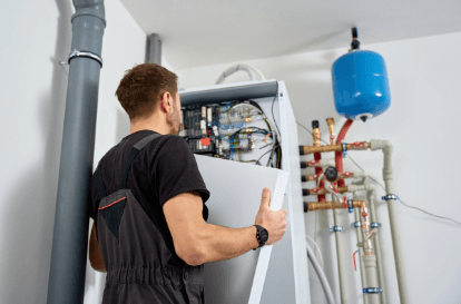 technicien-maintenance-pac-val-doise-lc-thermic.png.png Technicien LC Thermic réalisant la maintenance annuelle d'une pompe à chaleur dans le Val-d'Oise.