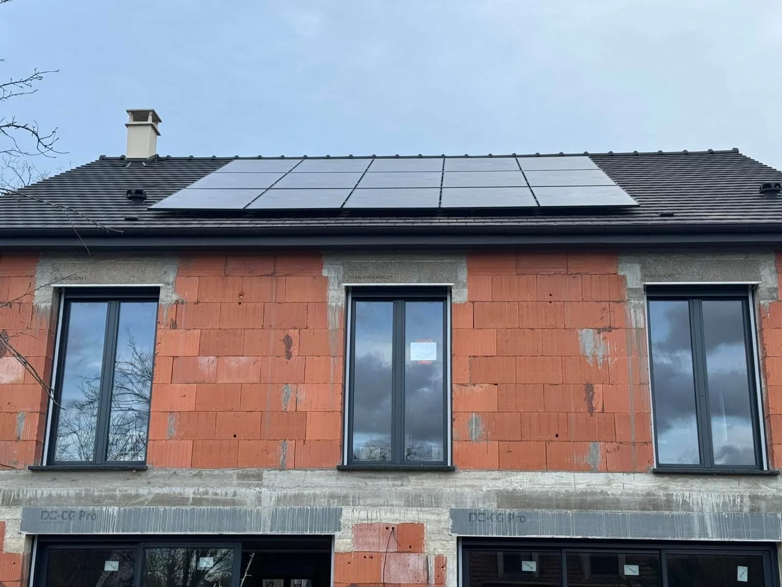 Rénovation énergétique globale à Osny (95) : Photovoltaïque, PAC air/air, ballon thermodynamique et VMC